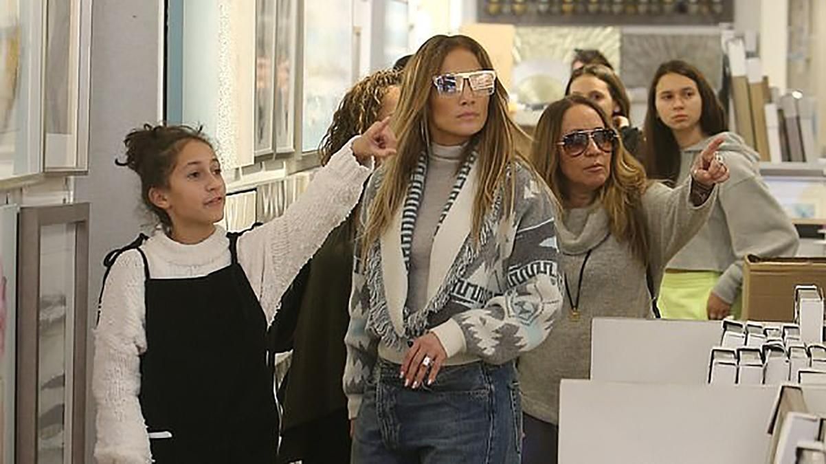 Зимова прогулянка в стилі Дженніфер Лопес: що одягти та як не змерзнути холодними вечорами Зимова прогулянка в стилі Дженніфер Лопес: що одягти та як не змерзнути холодними вечорами