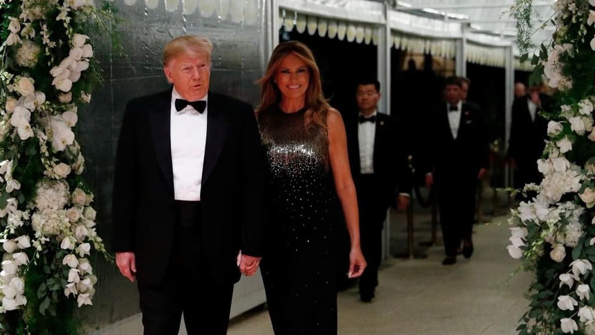 В роскошном блестящем платье: Мелания Трамп посетила новогоднюю вечеринку В роскошном блестящем платье: Мелания Трамп посетила новогоднюю вечеринку