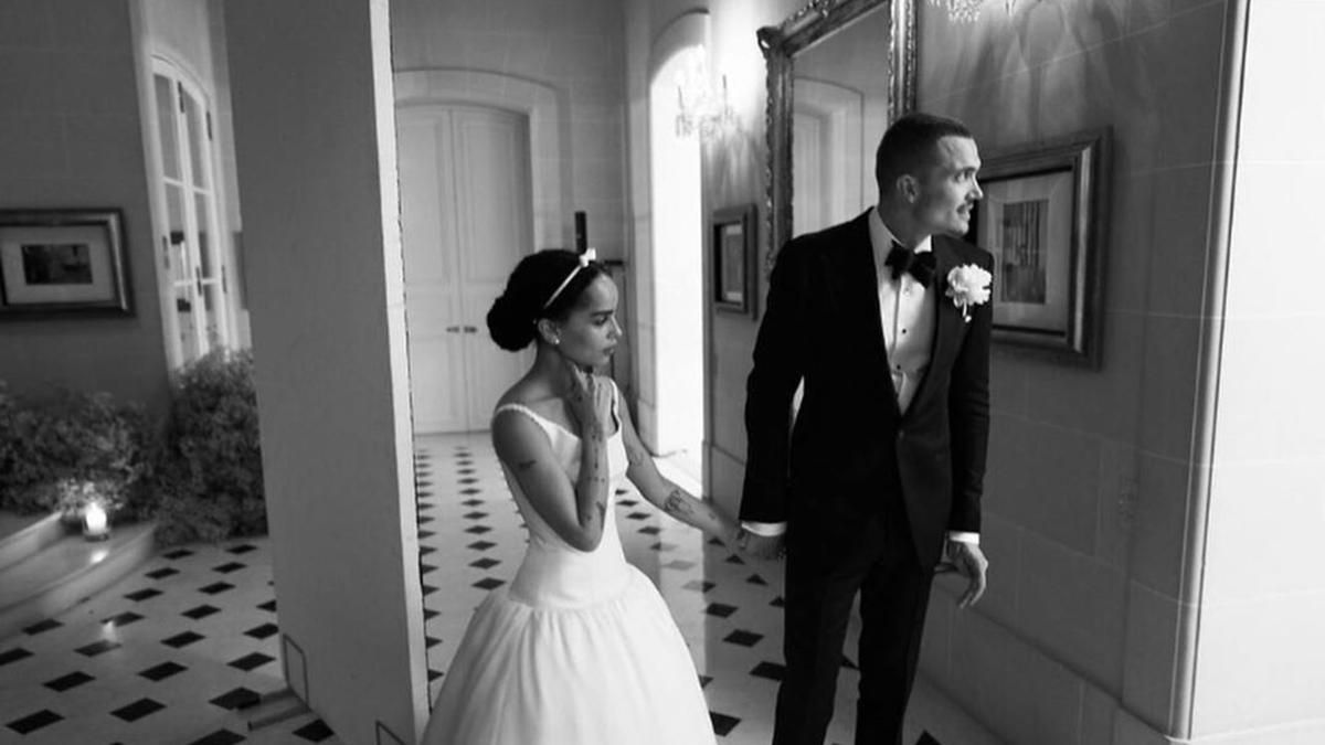 Зои Кравиц обнародовала первые фото с тайной свадьбы: какое платье выбрала звезда