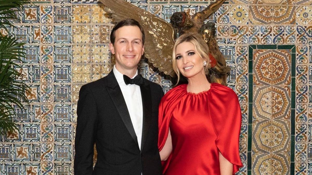 Иванка Трамп встретила Новый год в красном атласном платье: фото и видео Иванка Трамп встретила Новый год в красном атласном платье: фото и видео