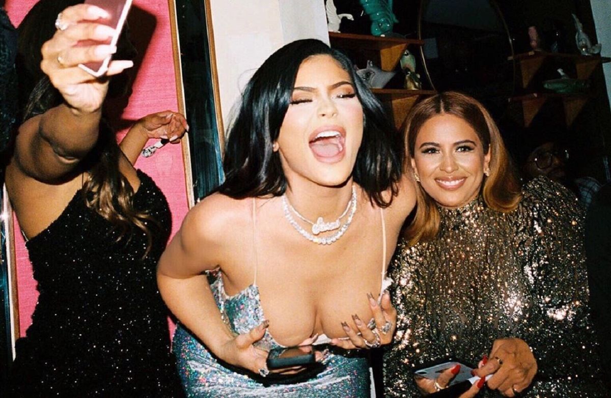 Кайлі Дженнер засвітила пишні груди у святковому вбранні: фото Кайлі Дженнер засвітила пишні груди у святковому вбранні: фото