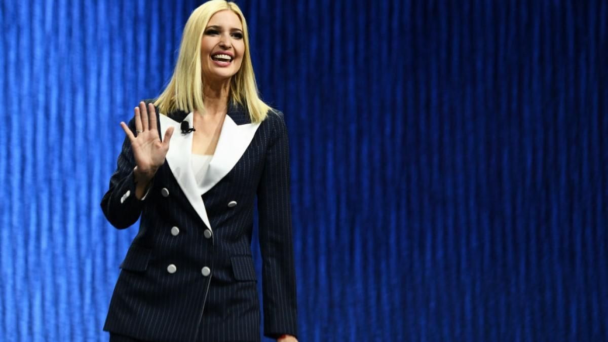 Иванка Трамп выступила на торговой выставке в Лас-Вегасе: что надела модница Иванка Трамп выступила на торговой выставке в Лас-Вегасе: что надела модница