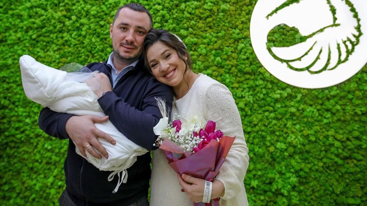 Наталка Карпа поделилась кадрами первой прогулки с дочкой Златой Наталка Карпа поделилась кадрами первой прогулки с дочкой Златой