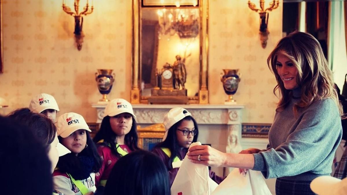 У картатій спідниці та гольфі: Меланія Трамп продемонструвала знання трендів У картатій спідниці та гольфі: Меланія Трамп продемонструвала знання трендів