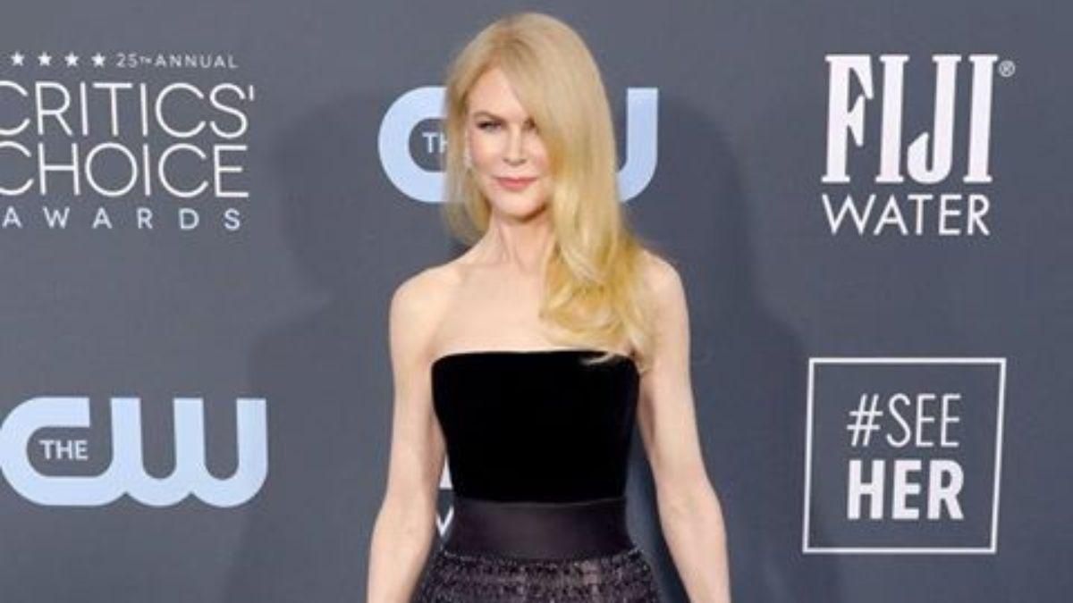 Ніколь Кідман позувала у витонченій сукні на світській церемонії Ніколь Кідман позувала у витонченій сукні на світській церемонії