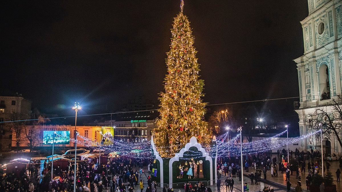 В Киеве демонтируют главную новогоднюю елку: фото