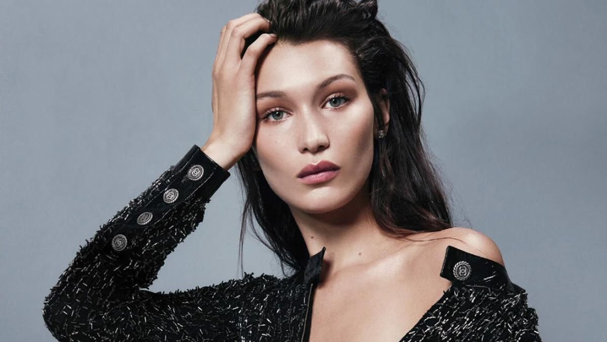 Брюки со змеиным принтом: стритстайл-образ от Беллы Хадид Брюки со змеиным принтом: стритстайл-образ от Беллы Хадид