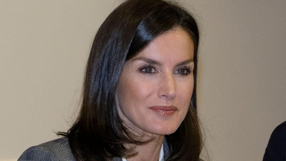 У костюмі і бежевому пальті: королева Іспанії показала трендовий образ У костюмі і бежевому пальті: королева Іспанії показала трендовий образ