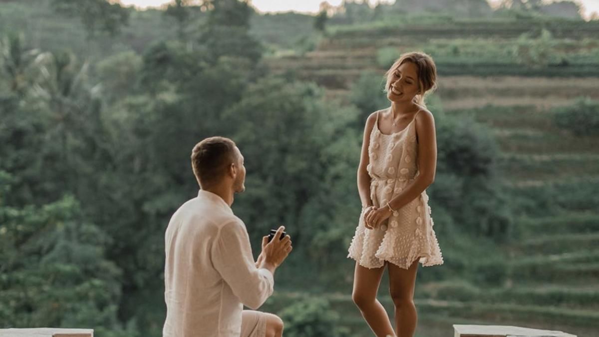 Телеведучий Нікіта Добринін одружується: з'явилось фото обручки Телеведучий Нікіта Добринін одружується: з'явилось фото обручки