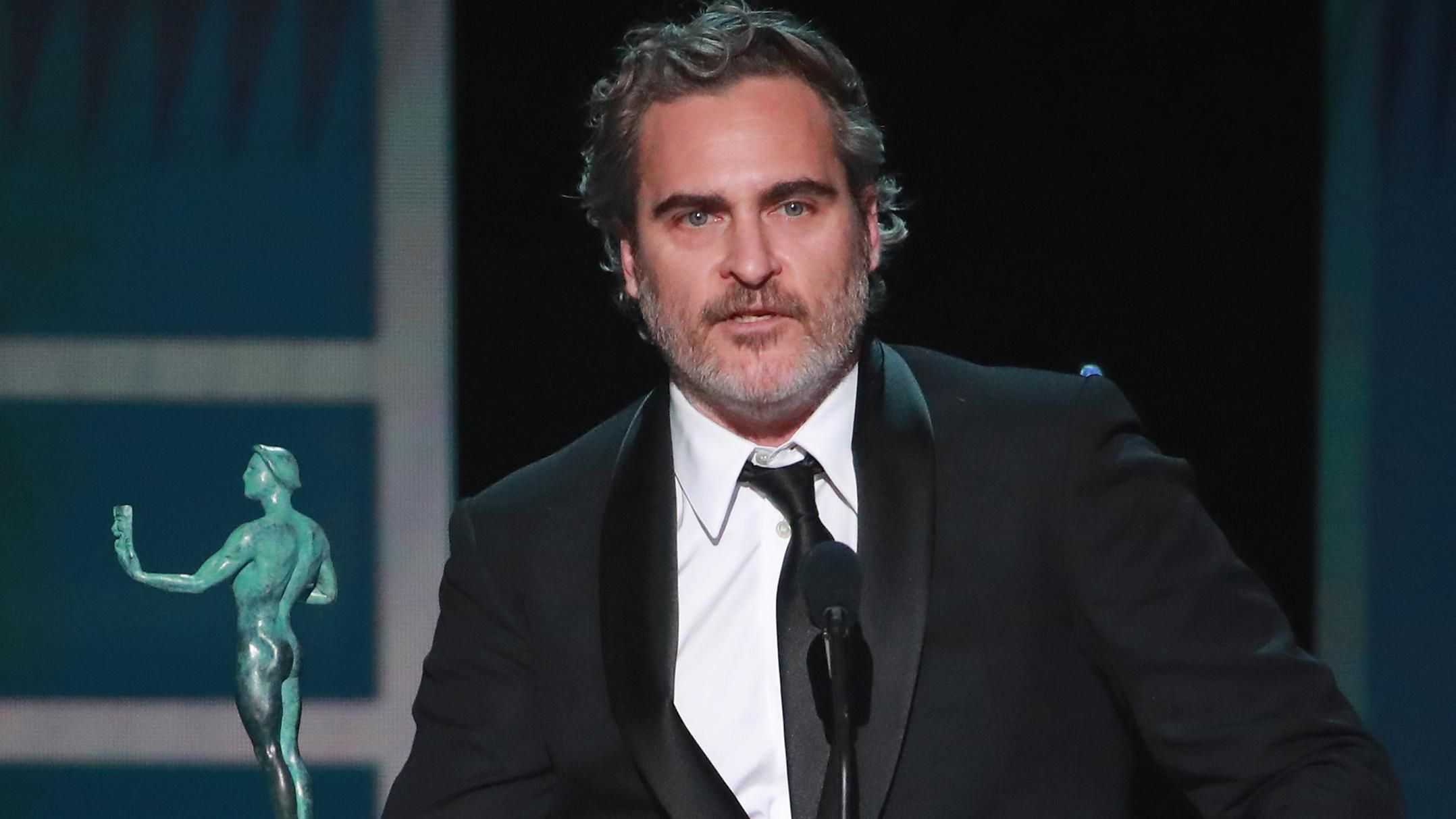 Хоакин Феникс посвятил победу за "Джокера" на SAG Awards 2020 умершему коллеге Хиту Леджеру Хоакин Феникс посвятил победу за "Джокера" на SAG Awards 2020 умершему коллеге Хиту Леджеру