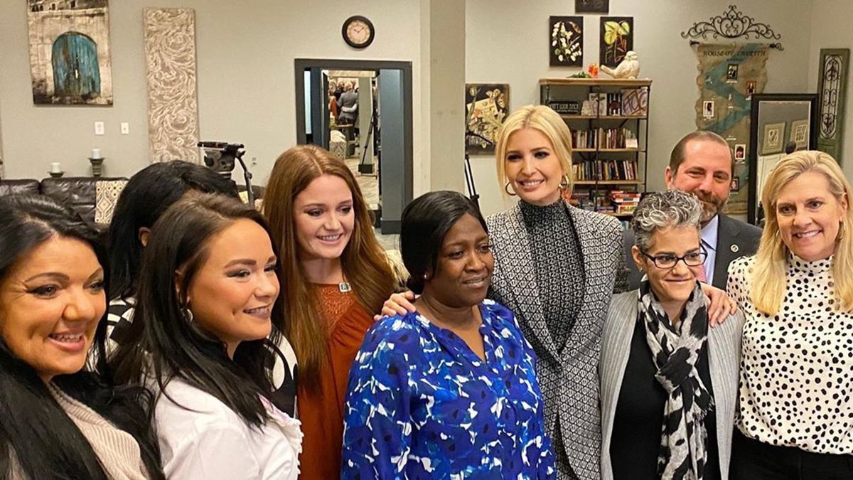 Як носити монохромне вбрання: ефектний приклад Іванки Трамп Як носити монохромне вбрання: ефектний приклад Іванки Трамп