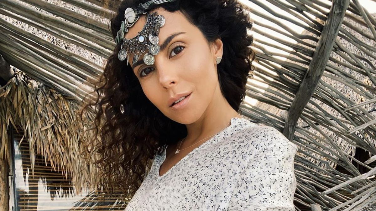 Настя Каменских впечатлила поклонников образом с повязкой: очаровательное фото Настя Каменских впечатлила поклонников образом с повязкой: очаровательное фото