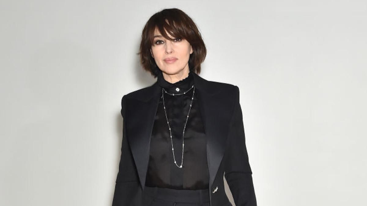 В черном костюме и на каблуках: Моника Беллуччи очаровала выходом в Париже В черном костюме и на каблуках: Моника Беллуччи очаровала выходом в Париже