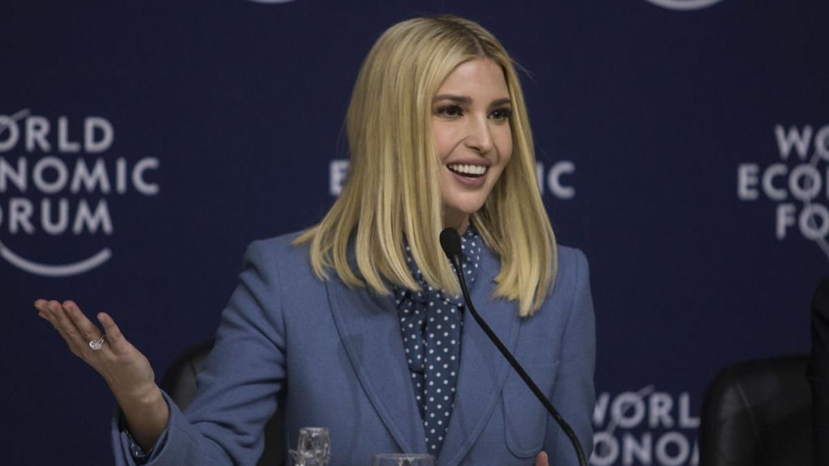 Знову підвела білизна: Іванка Трамп показала пікантний образ у Давосі Знову підвела білизна: Іванка Трамп показала пікантний образ у Давосі