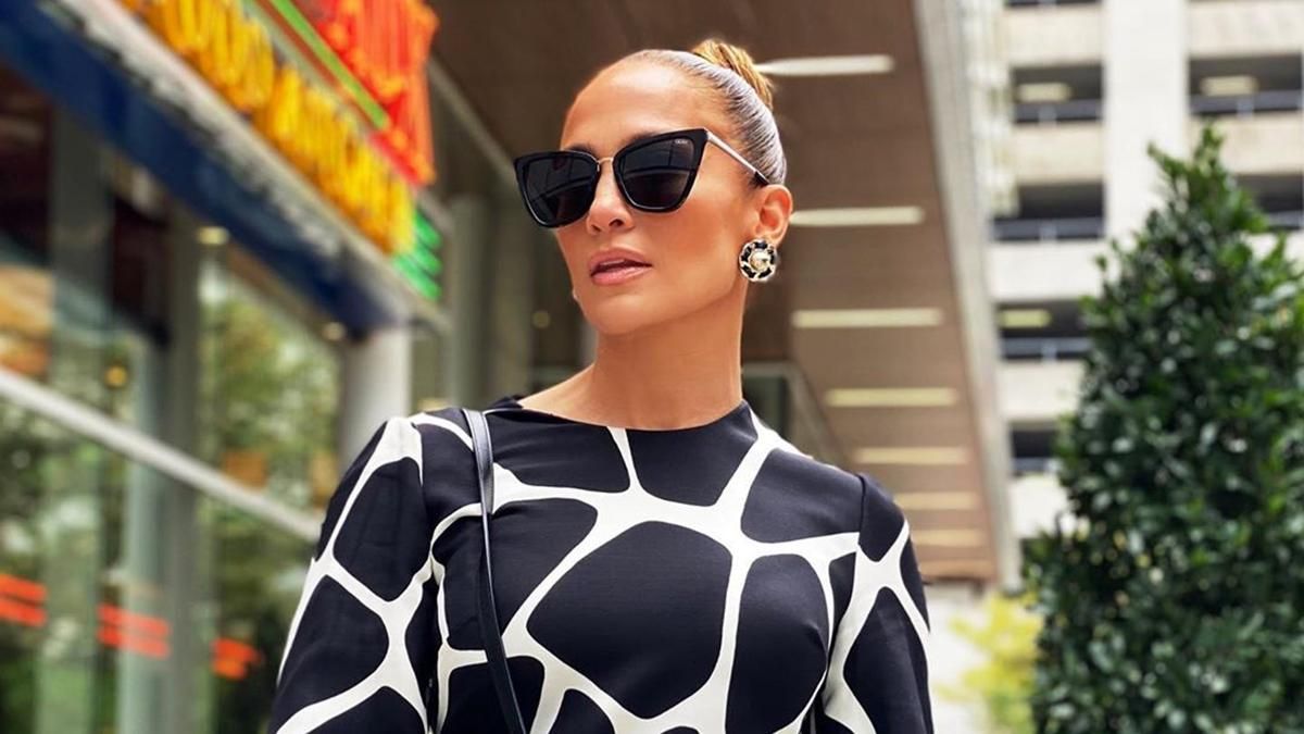 Голливудская роскошь: Дженнифер Лопес выбрала для прогулки платье от Valentino Голливудская роскошь: Дженнифер Лопес выбрала для прогулки платье от Valentino