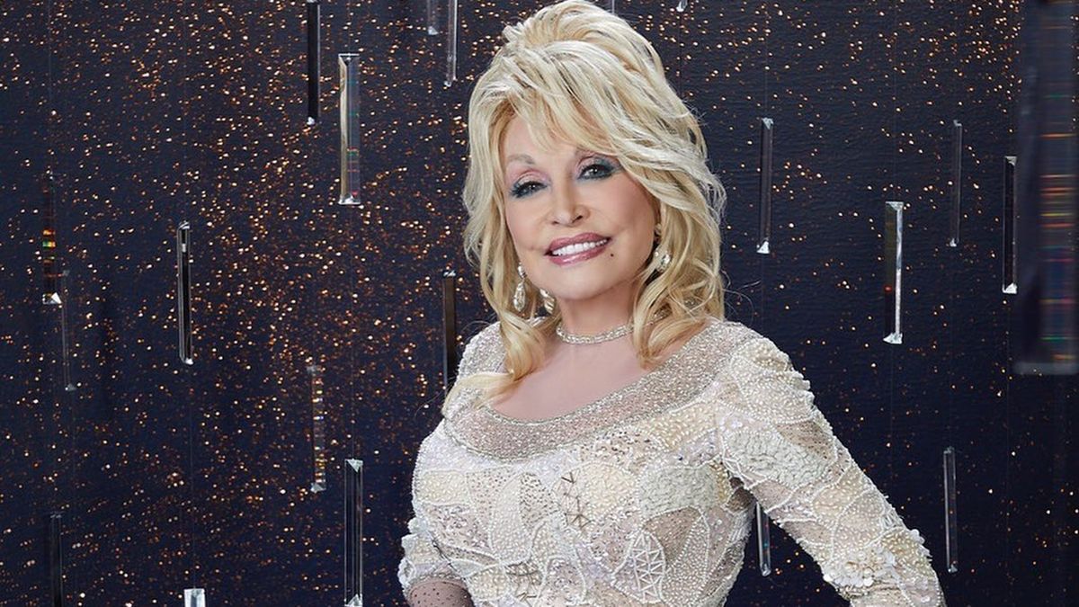 Dolly Parton challenge: як зірки підхопили вірусний флешмоб від кантрі-співачки – весела добірка Dolly Parton challenge: як зірки підхопили вірусний флешмоб від кантрі-співачки – весела добірка