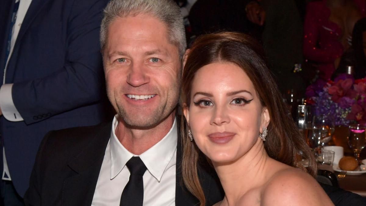 Співачка Лана Дель Рей вперше здійснила вихід зі своїм бойфрендом-поліцейським: фото Співачка Лана Дель Рей вперше здійснила вихід зі своїм бойфрендом-поліцейським: фото