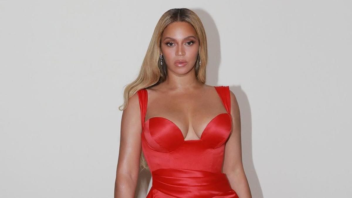 У сукнях з глибоким декольте: Бейонсе поділилась сексуальними фото У сукнях з глибоким декольте: Бейонсе поділилась сексуальними фото