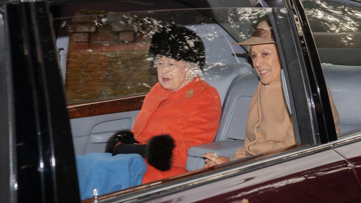 Изысканная королева Елизавета II посетила службу: красивые фото