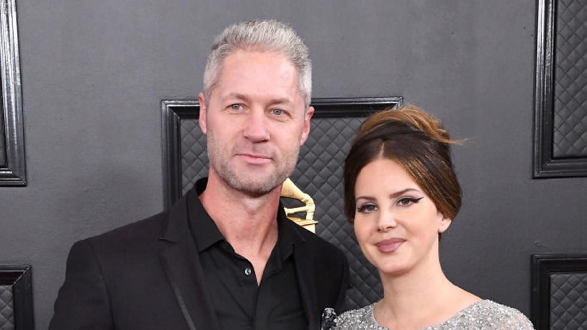 Лана Дель Рей обрала на Греммі сукню зі звичайного торгового центру Лана Дель Рей обрала на Греммі сукню зі звичайного торгового центру