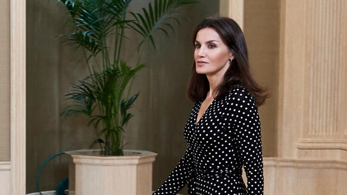 У брендовій сукні в горошок: королева Іспанії показала бездоганний образ У брендовій сукні в горошок: королева Іспанії показала бездоганний образ