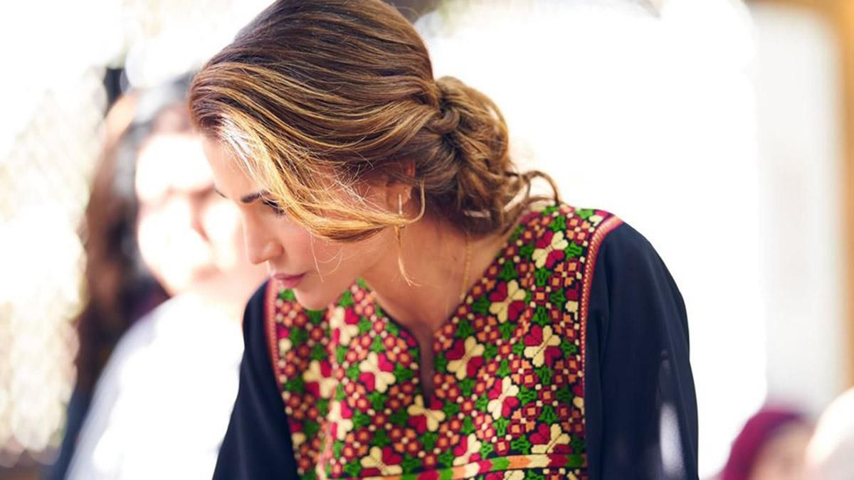 Королева Иордании выбирает платья с вышивкой: эффектный выход Рании