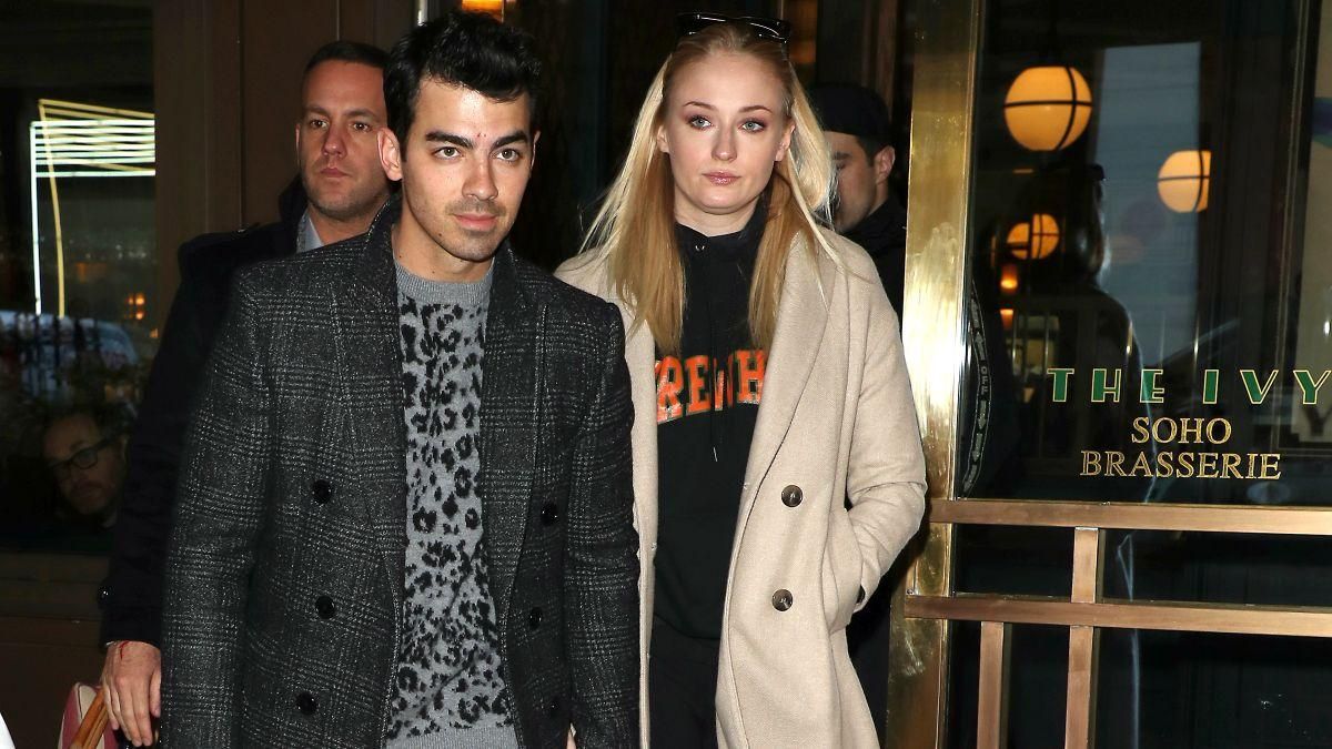 Софи Тернер выбрала удобную одежду для похода в ресторан: фото Софи Тернер выбрала удобную одежду для похода в ресторан: фото