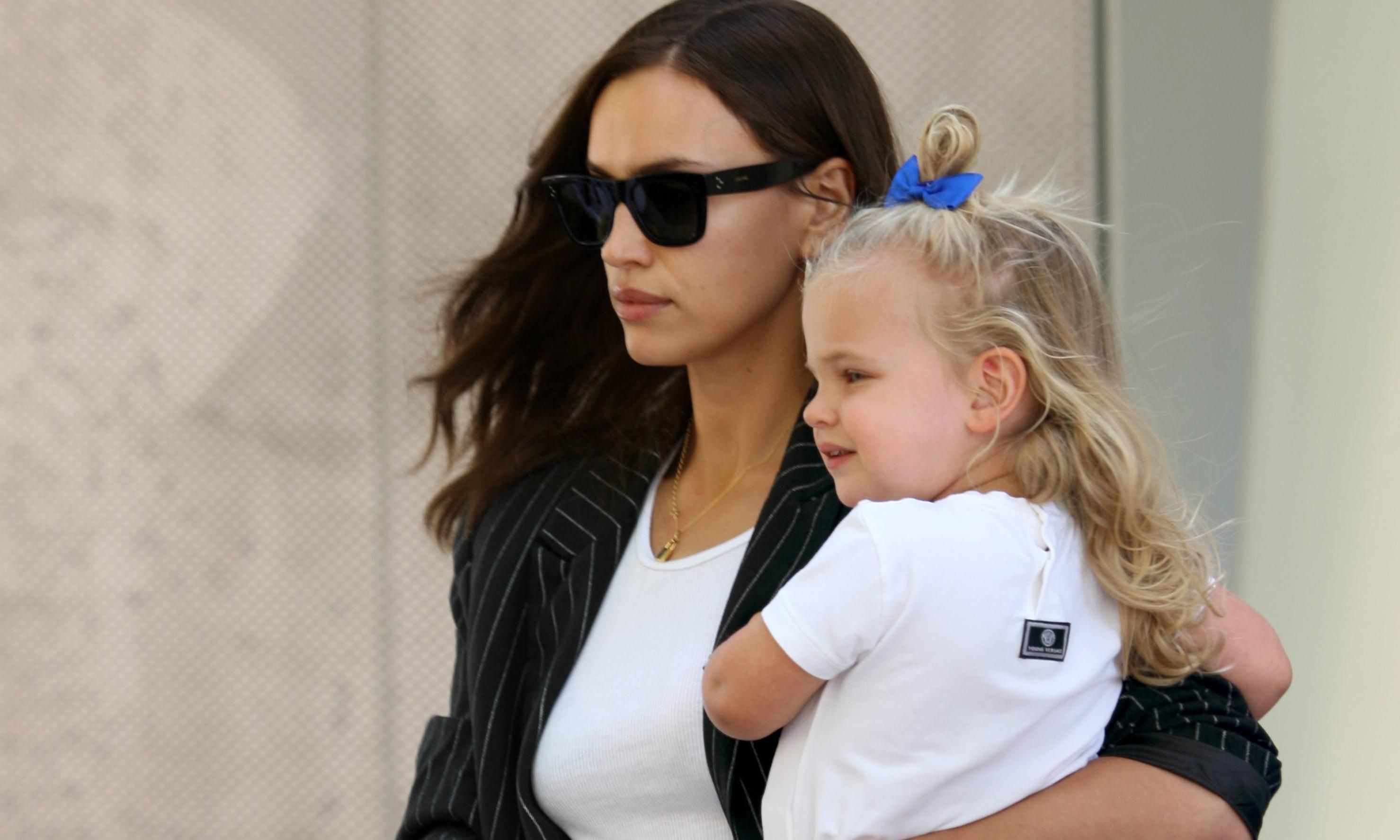 Ирина Шейк с мамой и дочкой прогулялись по Нью-Йорку Ирина Шейк с мамой и дочкой прогулялись по Нью-Йорку