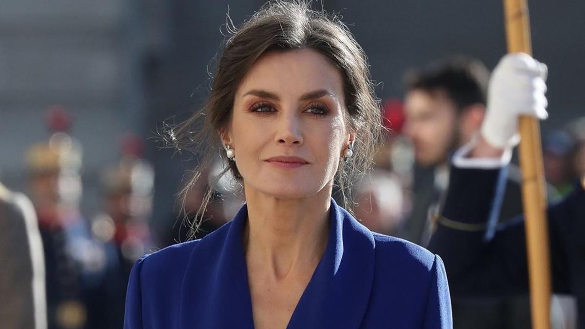 Королева Летиція вразила виходом у яскравому брючному костюмі Королева Летиція вразила виходом у яскравому брючному костюмі