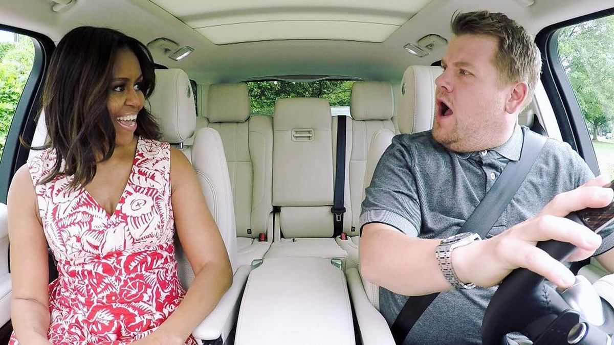 Сеть взорвалась возмущением: Джеймс Корден делал вид, что водит авто у Carpool Karaoke