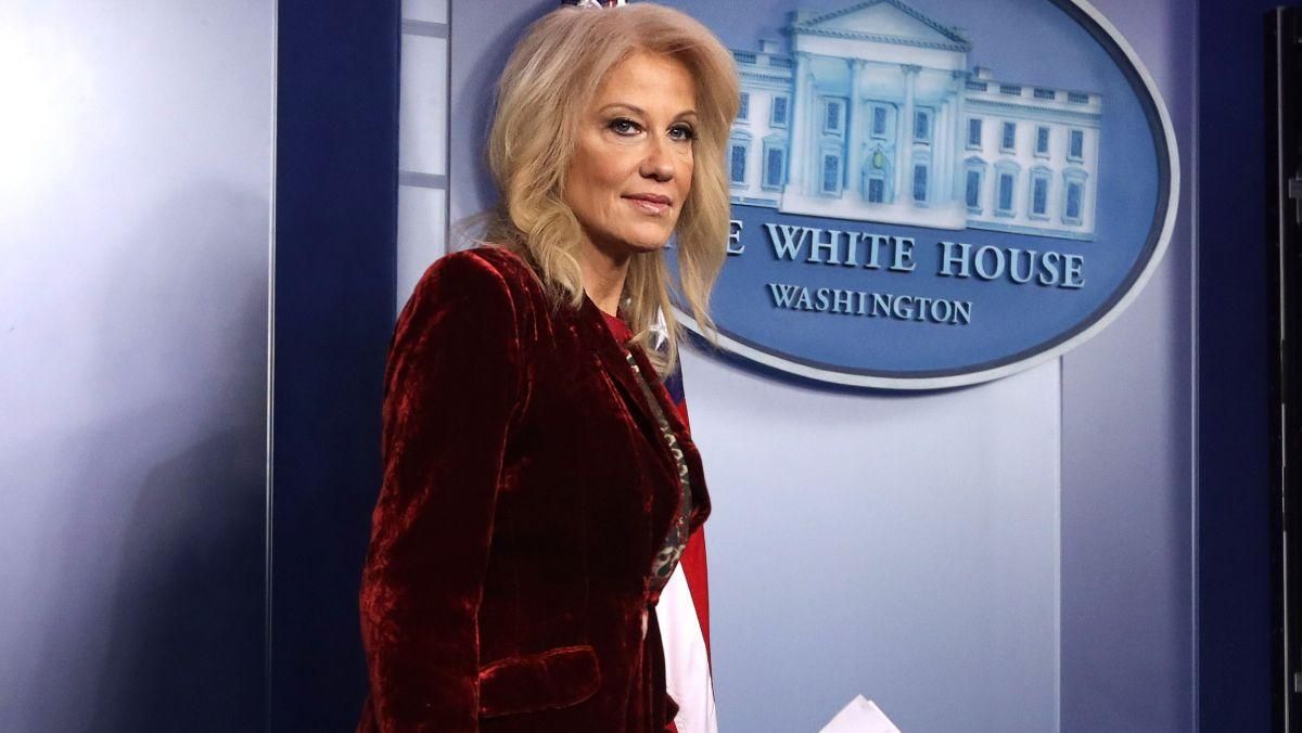 Изысканный образ советницы Трампа Келлиэнн Конуэй: эффектный выход с травмированной ногой Изысканный образ советницы Трампа Келлиэнн Конуэй: эффектный выход с травмированной ногой