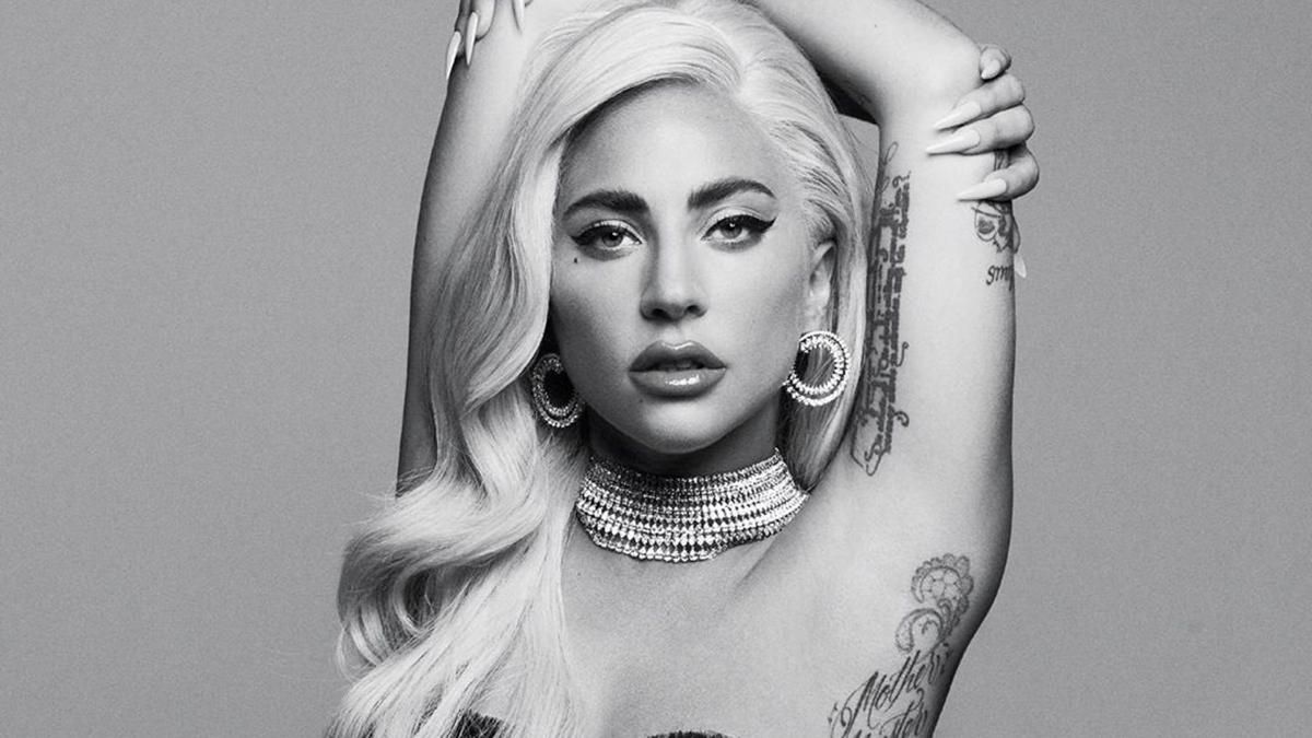 Эпатажная Леди Гага появилась на сцене в блестящем образе Эпатажная Леди Гага появилась на сцене в блестящем образе