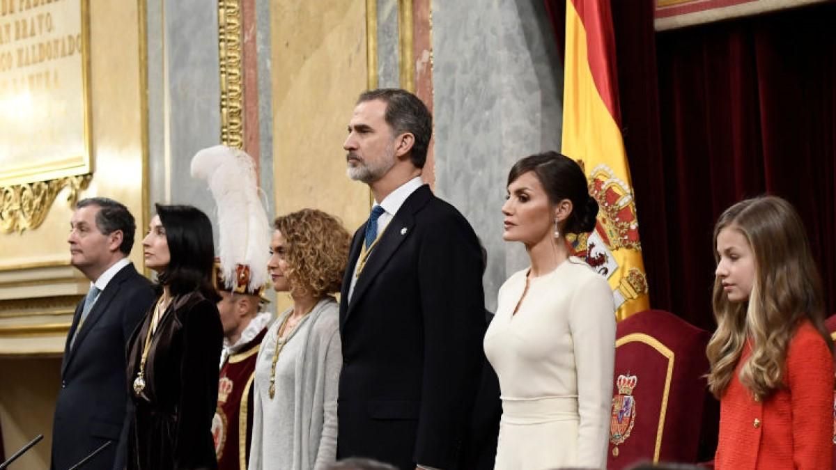 В стильном кейпе и платье: королева Испании очаровала роскошным выходом