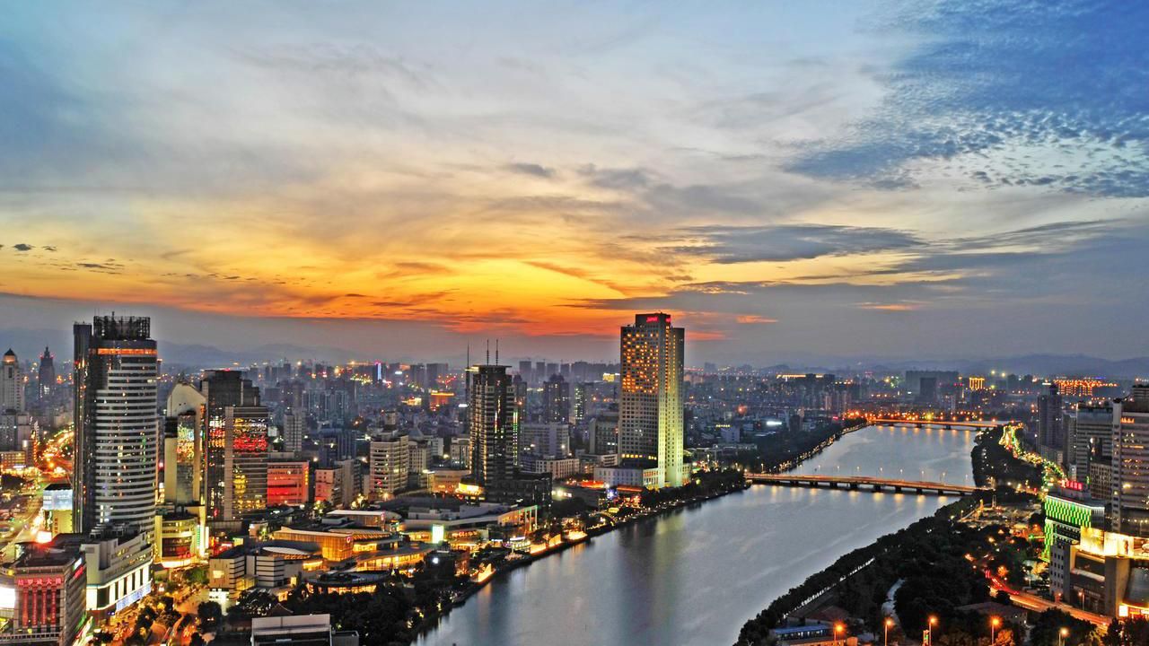 В Китае построили выставочный центр со "змеиным" фасадом – фото В Китае построили выставочный центр со "змеиным" фасадом – фото