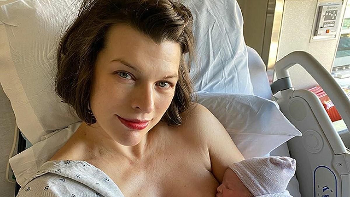 Мила Йовович очаровала сеть снимками с новорожденной дочкой