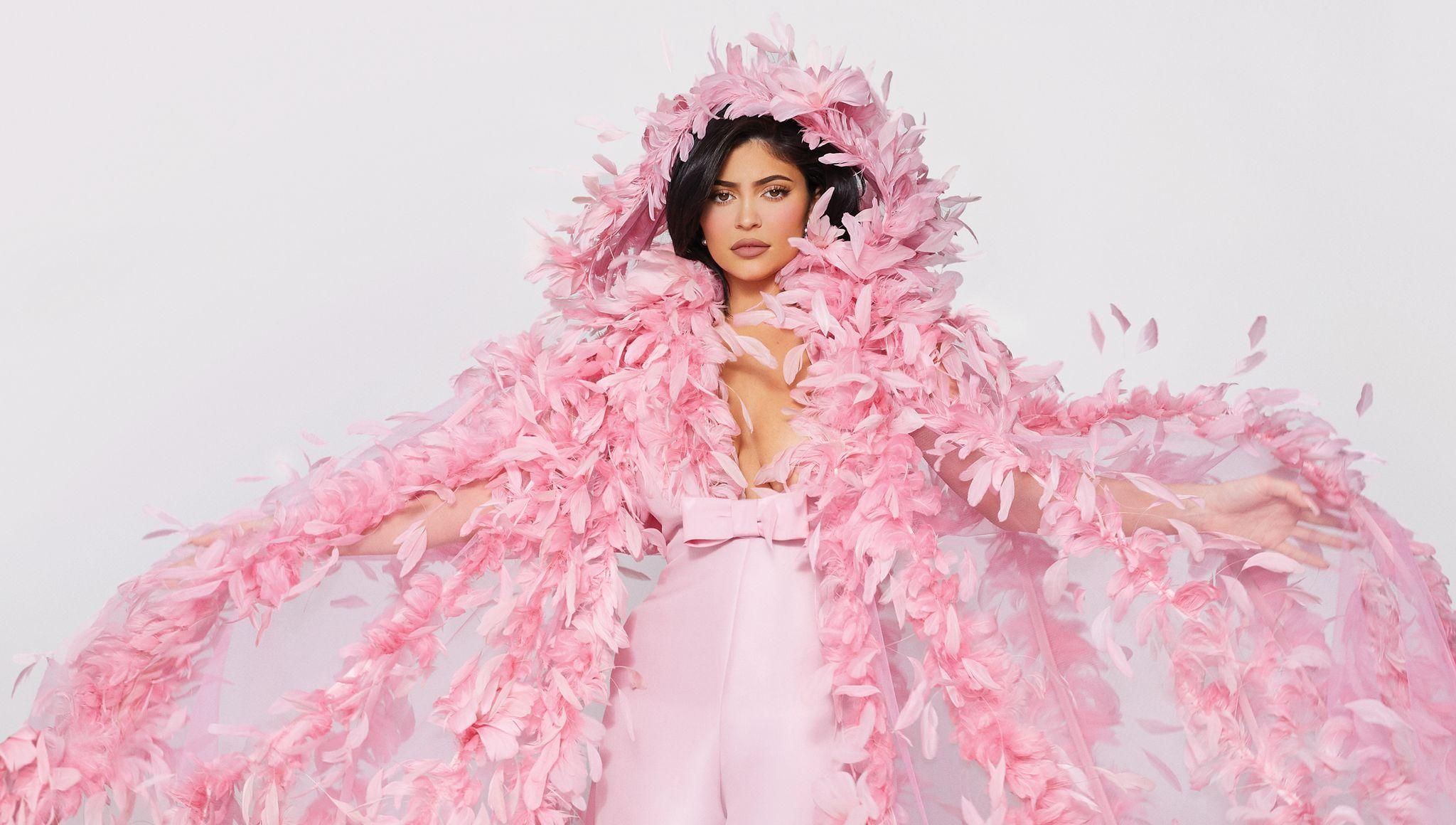 Кайлі Дженнер знялась для глянцю з донькою в стилі Марії-Антуанетти: розкішні фото Кайлі Дженнер знялась для глянцю з донькою в стилі Марії-Антуанетти: розкішні фото