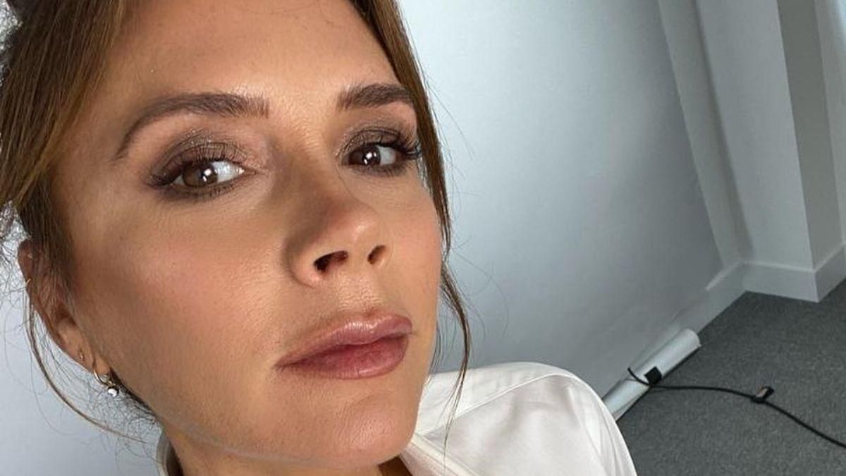 Вікторія Бекхем похизувалася обличчям без макіяжу: відео Вікторія Бекхем похизувалася обличчям без макіяжу: відео