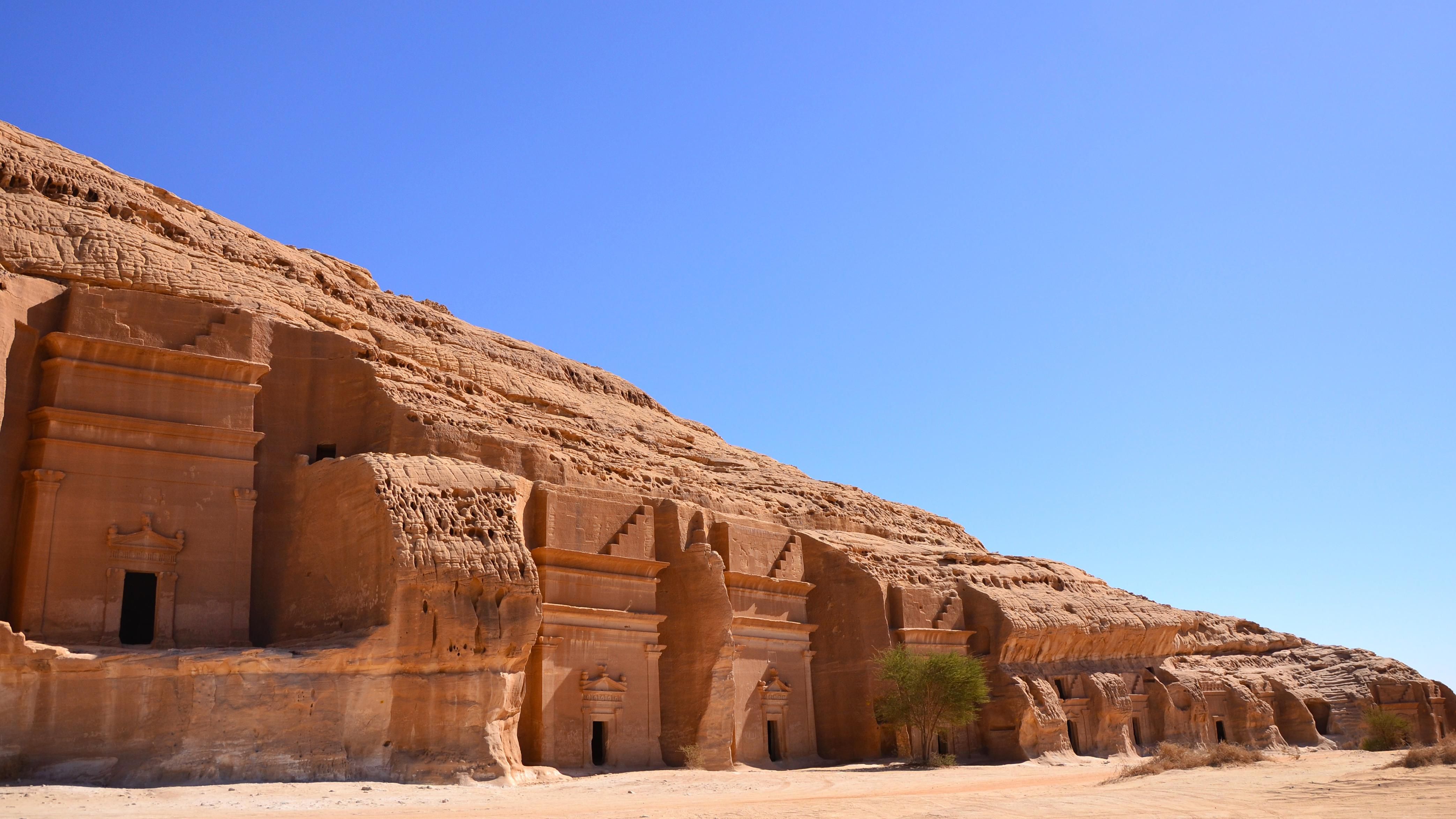 Батути та штучні калюжі – дизайнери розміщують незвичні інсталяції посеред пустелі Батути та штучні калюжі – дизайнери розміщують незвичні інсталяції посеред пустелі