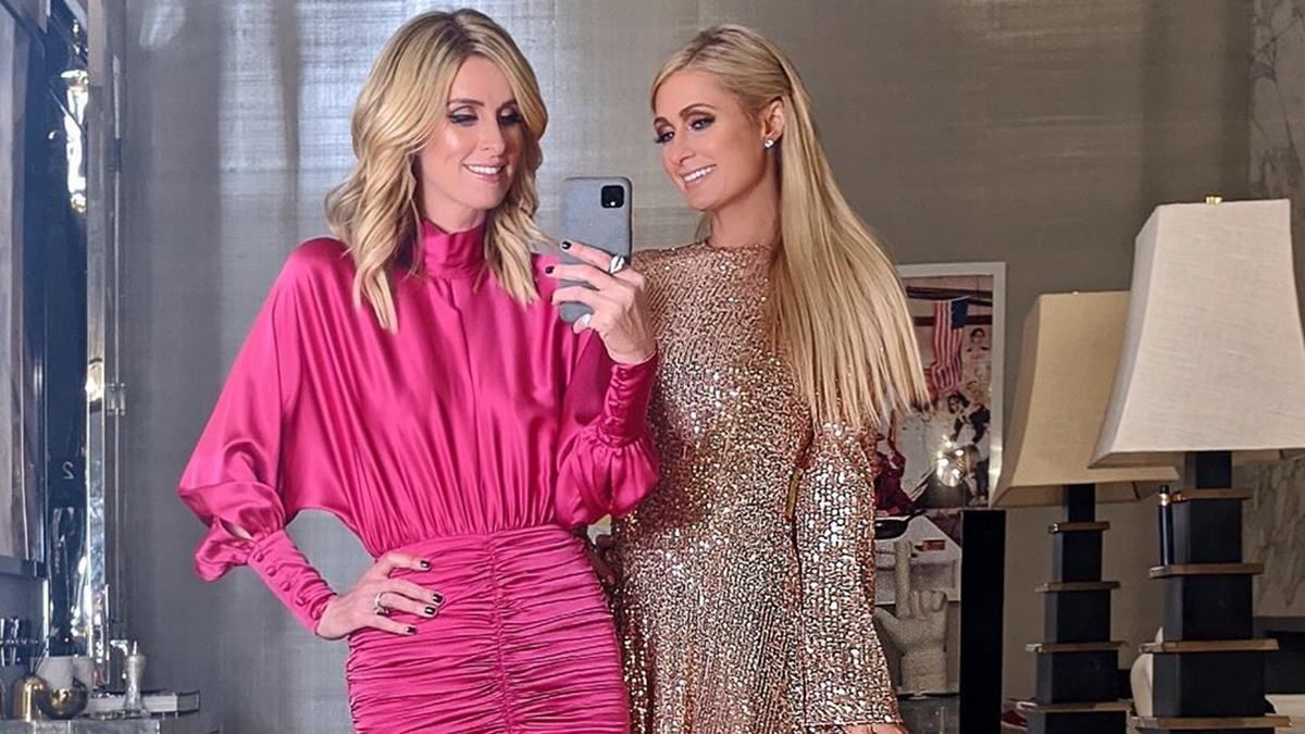 Пэрис Хилтон прошлась по подиуму вместе с сестрой Ники: эффектные наряды знаменитостей Пэрис Хилтон прошлась по подиуму вместе с сестрой Ники: эффектные наряды знаменитостей