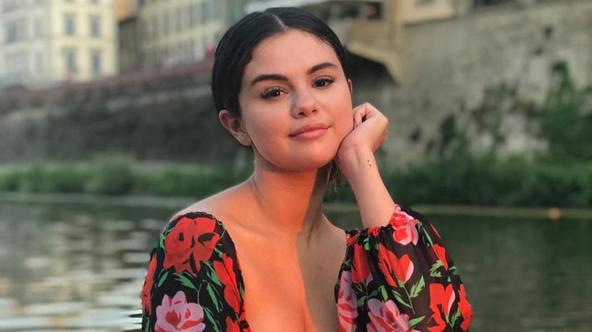 Селена Гомес постала на червоній доріжці в дискомфортній сукні: фото Селена Гомес постала на червоній доріжці в дискомфортній сукні: фото