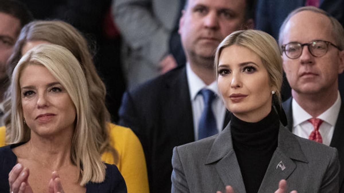 Иванка Трамп показала знание трендов во время официального выхода: фото Иванка Трамп показала знание трендов во время официального выхода: фото