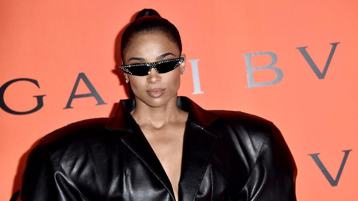 Вагітна Сіара обрала екстравагантний образ для світського заходу: яскраві фото Вагітна Сіара обрала екстравагантний образ для світського заходу: яскраві фото