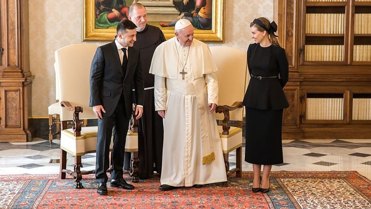 Олена Зеленська підтримала чоловіка під час візиту до Ватикану: лаконічне вбрання першої леді 