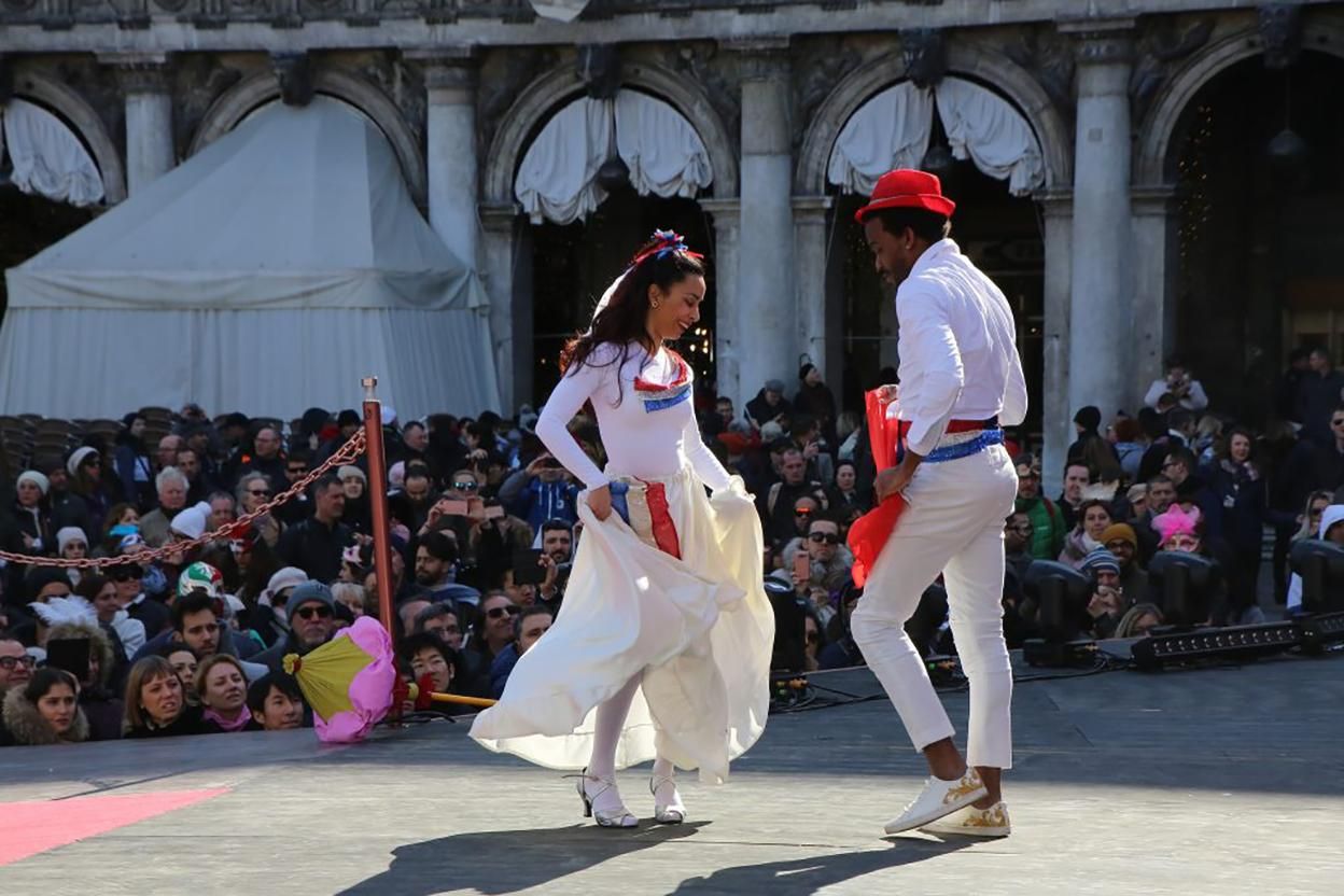 У Венеції готуються до відкриття карнавалу: яскраві фото, відео
