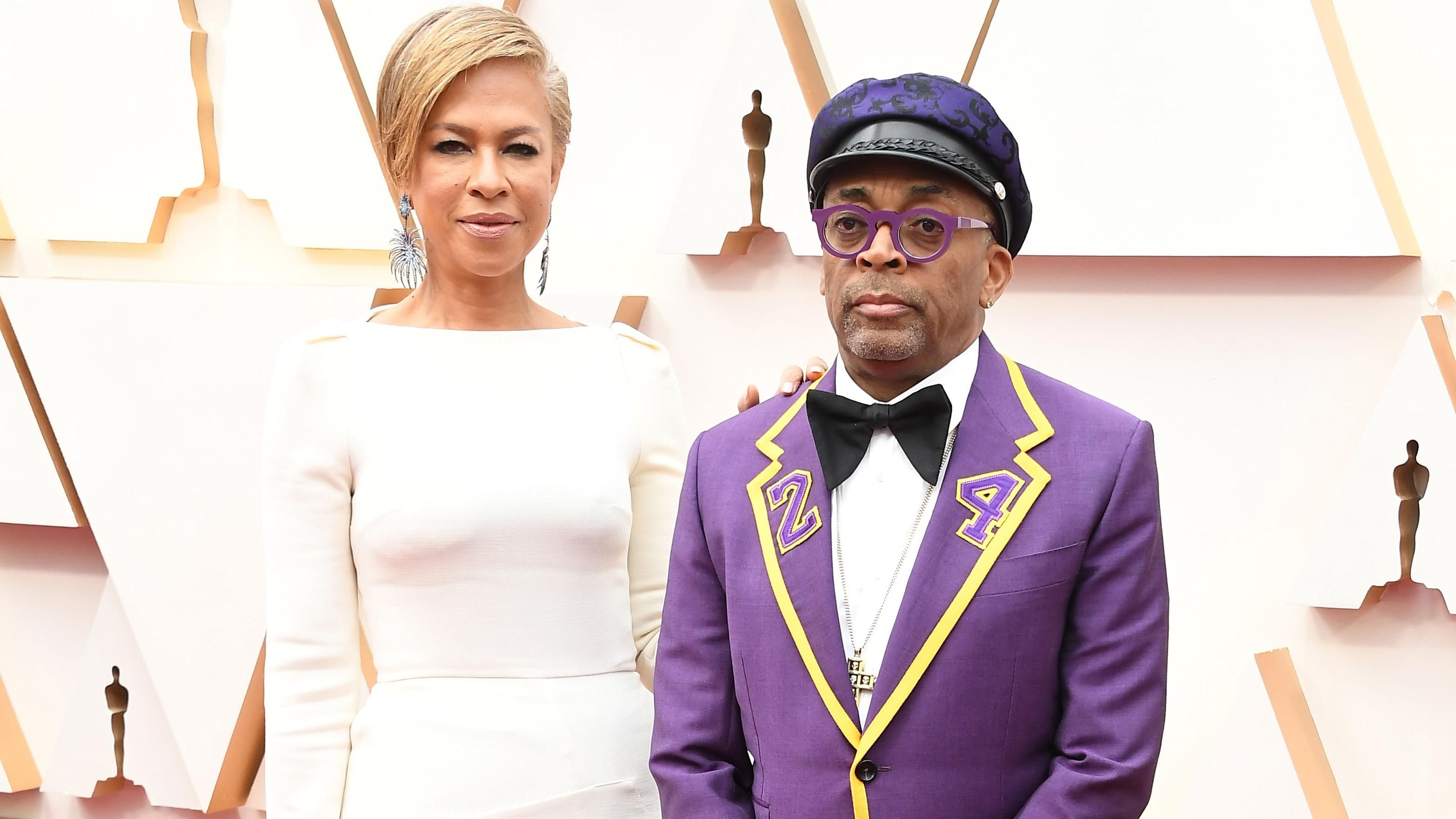 Режисер Спайк Лі віддав шану загиблому Кобі Браянту на червоній доріжці Оскара Режисер Спайк Лі віддав шану загиблому Кобі Браянту на червоній доріжці Оскара