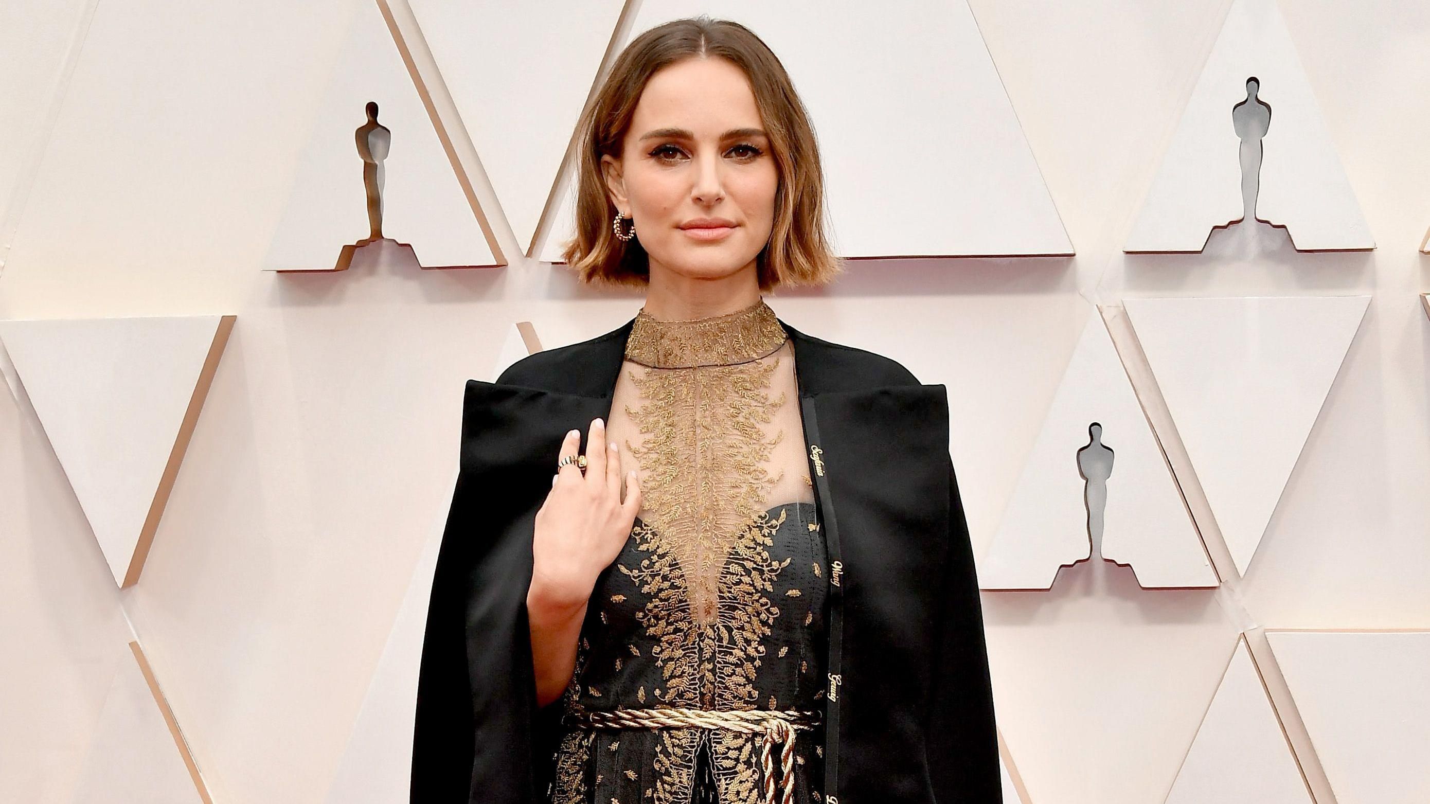 Натали Портман намекнула на дискриминацию женщин-режиссеров красноречивым нарядом на Оскаре-2020 Натали Портман намекнула на дискриминацию женщин-режиссеров красноречивым нарядом на Оскаре-2020