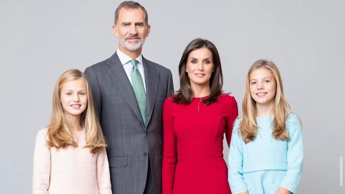 Вражаюче вбрання королеви Летиції на офіційних листівках монаршої родини: фото Вражаюче вбрання королеви Летиції на офіційних листівках монаршої родини: фото