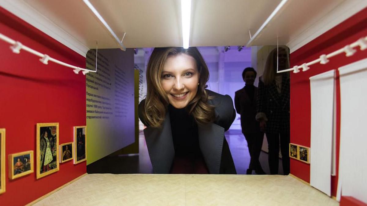 В трендовом пальто и ярких брюках: Елена Зеленская посетила выставку в Киеве В трендовом пальто и ярких брюках: Елена Зеленская посетила выставку в Киеве