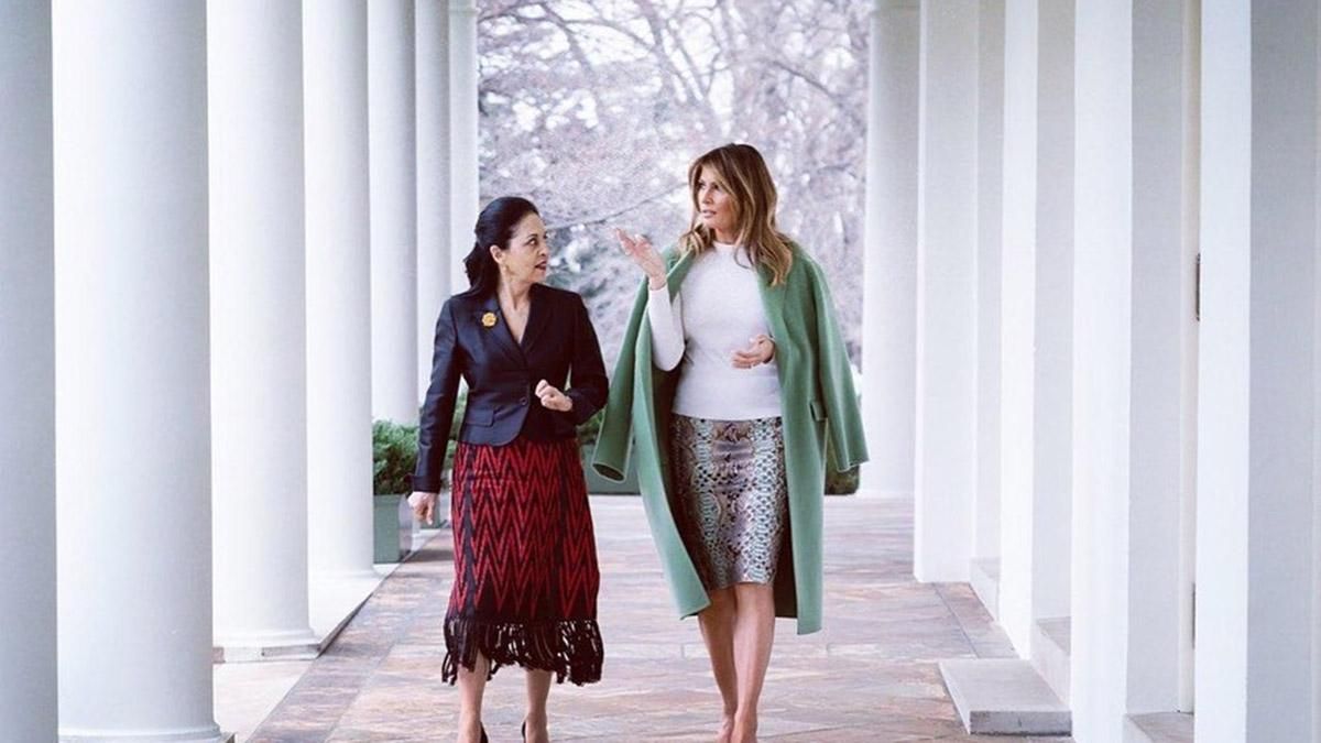 Меланія Трамп одягнула пітонову спідницю для зустрічі з політиками: ефектні фото Меланія Трамп одягнула пітонову спідницю для зустрічі з політиками: ефектні фото