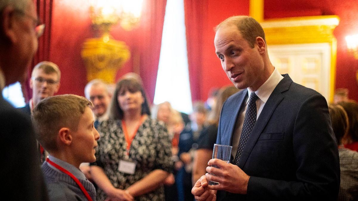 Зі склянкою в руці: принц Вільям провів прийом в Сент-Джеймському палаці Зі склянкою в руці: принц Вільям провів прийом в Сент-Джеймському палаці